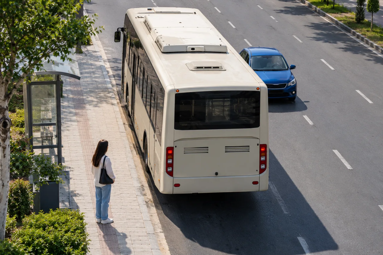 To‘siq ko‘rinishni cheklaydi: Avtobus ortidagi avtomobil piyodaga ko‘rinmasligi mumkin. Piyoda trotuarda qolgan.